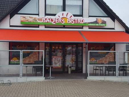 rote Markise an Laden