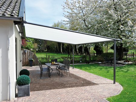 weiße Markise zur Überdachung einer Terrasse