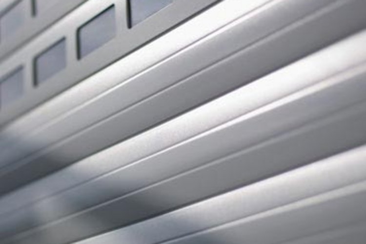 metallischglänzendes Garagentor